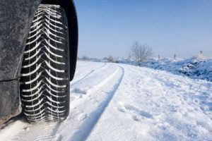 Pneu neige sur route enneigée