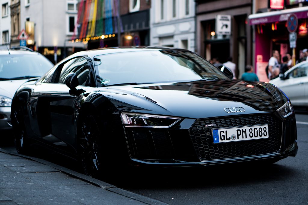 Voiture Audi noire garée en ville